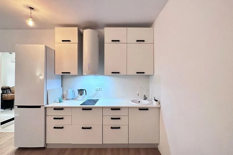 Ponúkam veľkú (36 m²) zrekonštruovanú kompletne zariadenú garsónku s Wifi, balkónom, Jasná ul. Ružinov, Blízko je Avion, Polus.